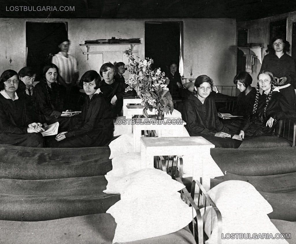 Ученички от френския девически пансион Св. Андре (St. Andre) във Варна в едно от спалните помещения, 1926 г.