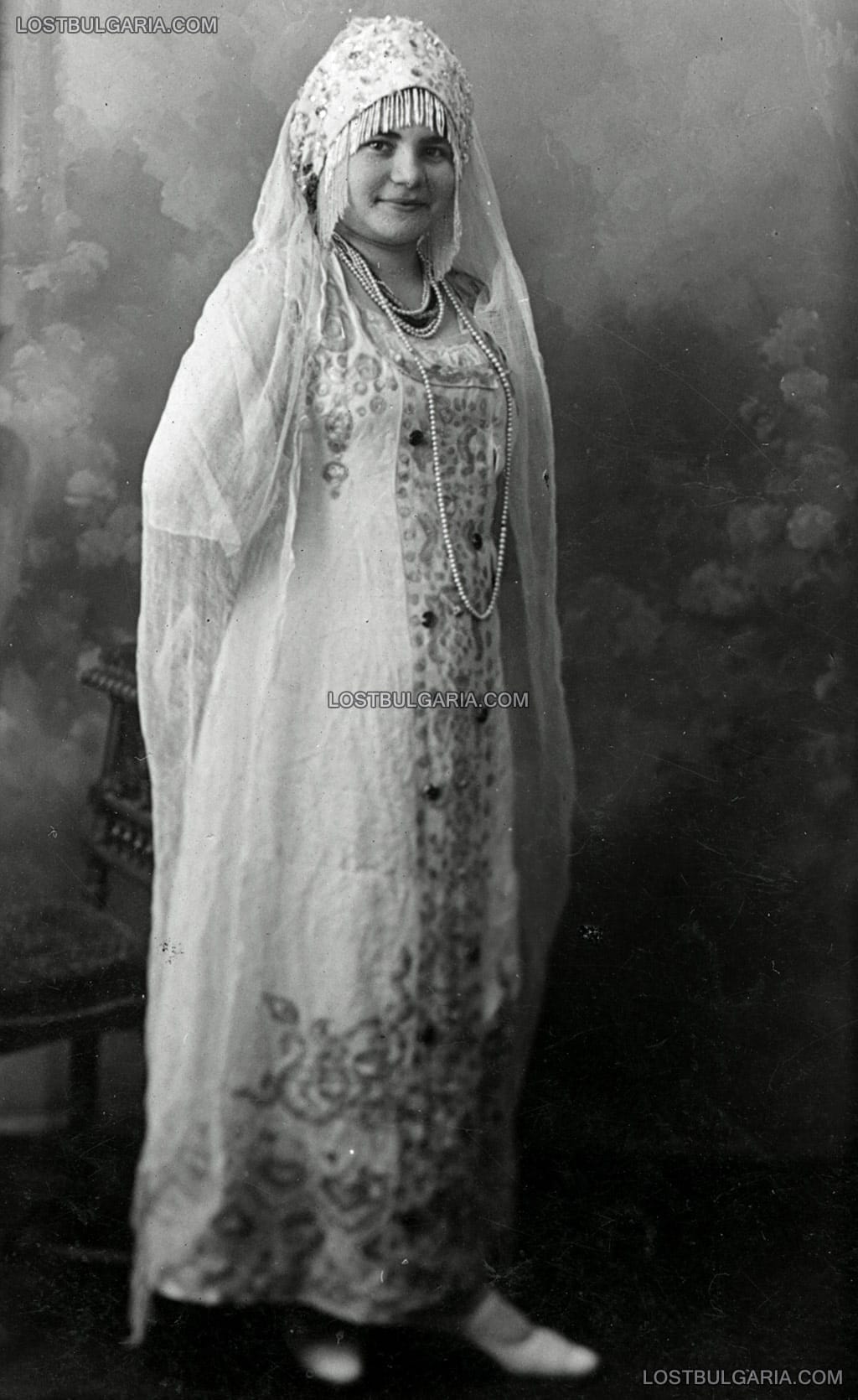 Млада жена от руската емиграция, облечена в руска народна носия, Варна 1928 г.