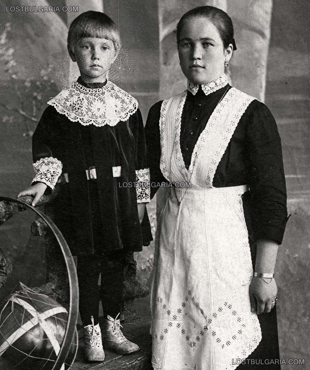 Семейството на руски офицер - емигрант: дъщерята и домашната прислужница, вероятно Варна, началото на 20-те години на ХХ век
