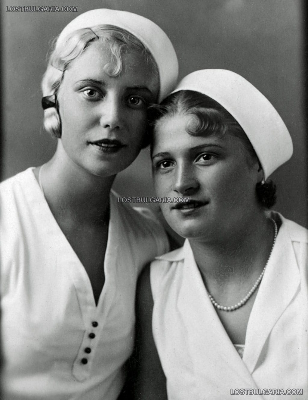 Две модно облечени млади дами - момичето в ляво е руска емигрантка, Варна, края на 20-те години на ХХ век