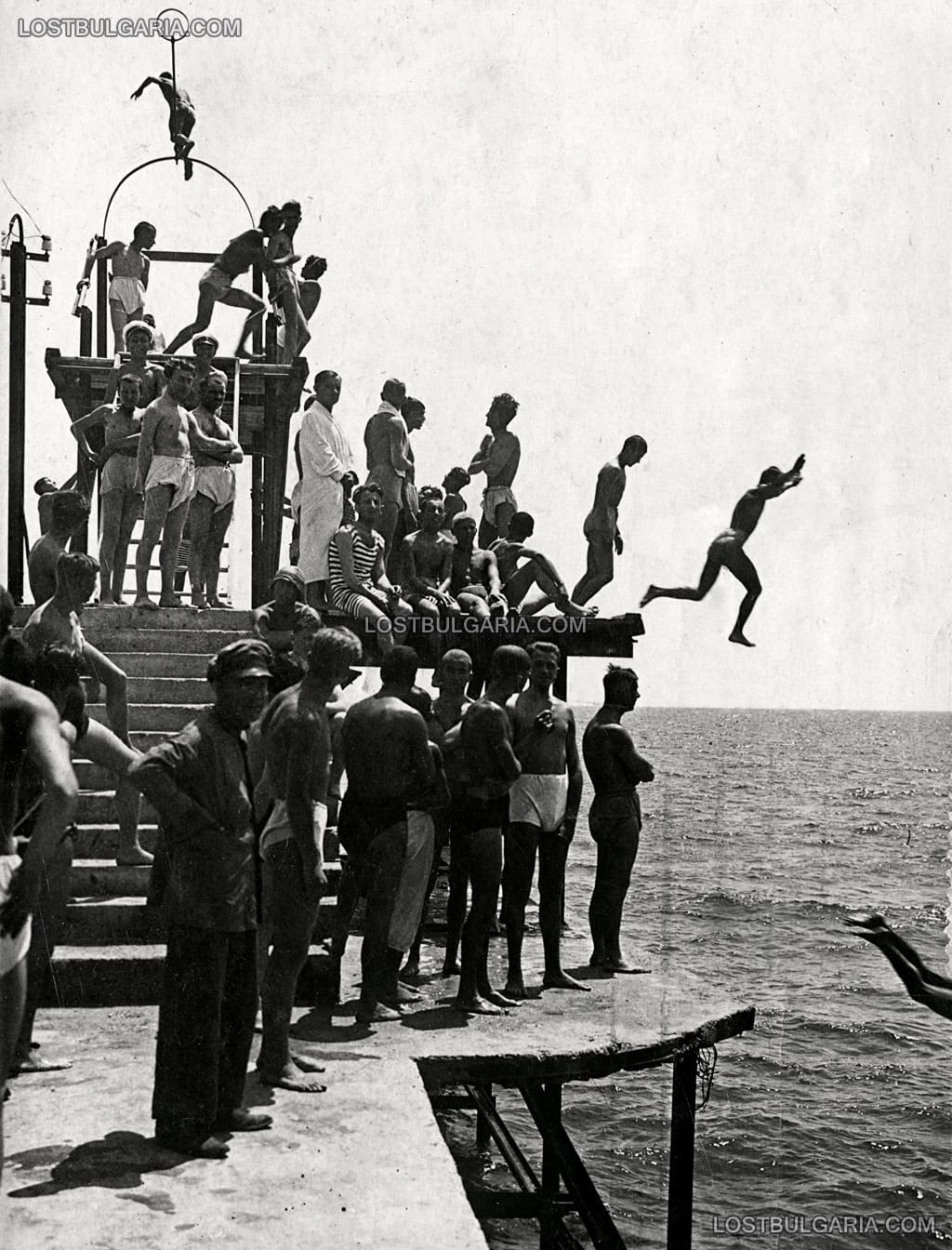 Летовници скачат от кея на градския плаж във Варна, 20-те години на ХХ век
