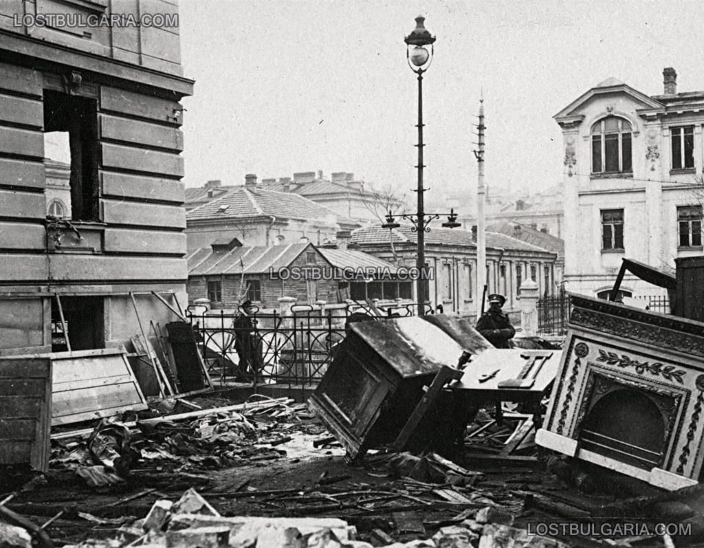 Дворът на Народния театър след големия пожар през януари 1923 г., с театрално имущество, охранявано от военен пост