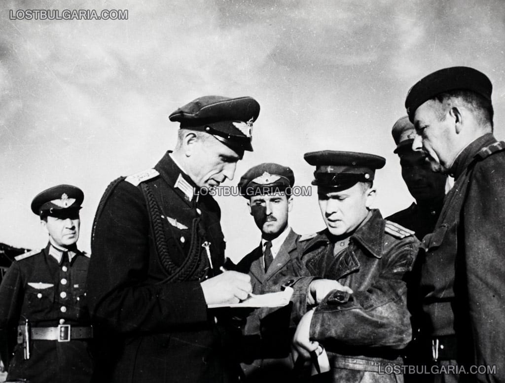Български и съветски офицери обсъждат бойни задачи за авиацията. На преден план полк. Георги Дреников, изпълняващ длъжността Командир на Въздушни войски от 9 септември до 23 октомври 1944 г. II-ра фаза на Втората световна война, 1944 г.