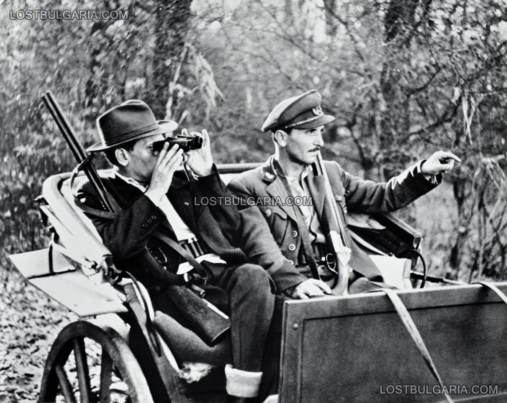 Ловец и горски пазач по време на лов, 50-те години на ХХ век