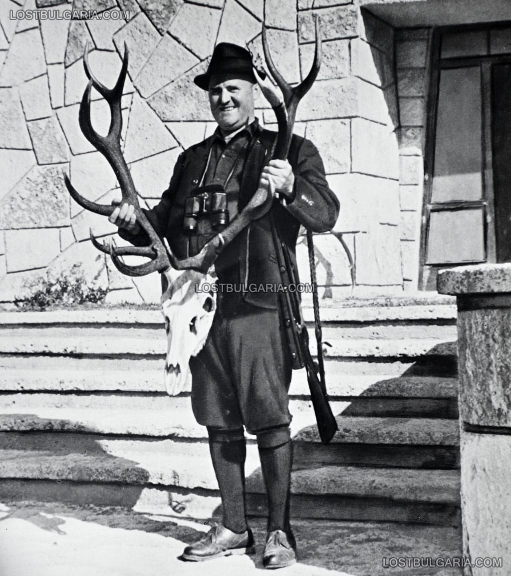 Ловец, позиращ с трофейни рога от убит елен, 50-те години на ХХ век