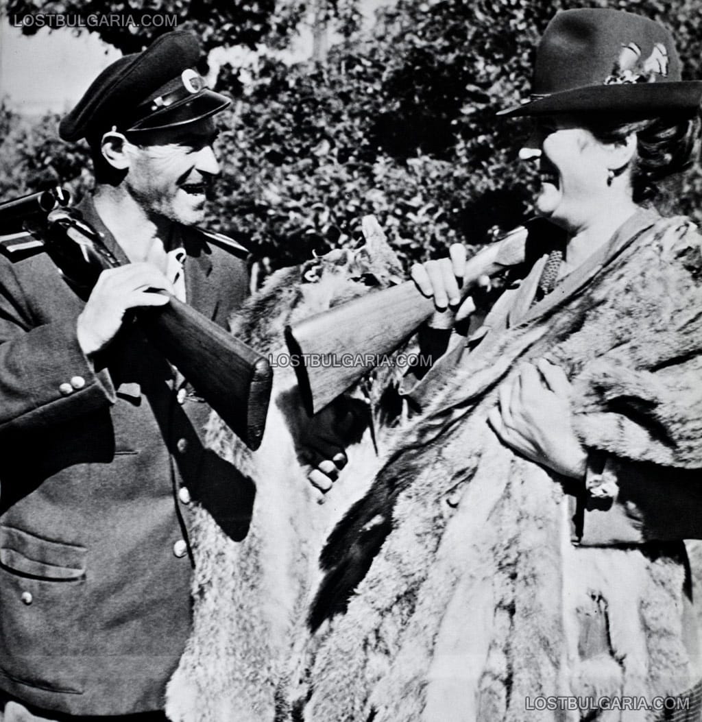 Служител на горското стопанство и жена с ловджийска шапка позират с кожи от убити лисици, 50-те години на ХХ век