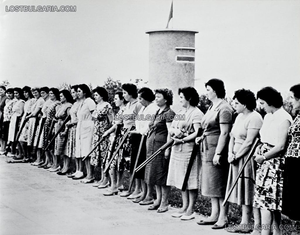 Жени с пушки на обучение по стрелба в горското стопанство, неизвестно къде, 50-те години на ХХ век