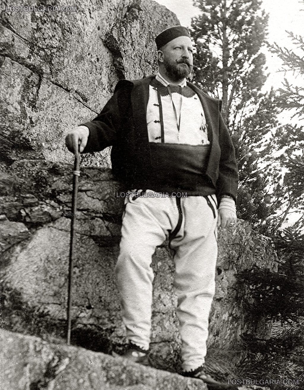 Н.В. Цар Фердинанд облечен в македонска носия от Дебърско (фотография от периода на обявяването на Независимостта на Царство България), Рила над Царска Бистрица, септември 1908 г.