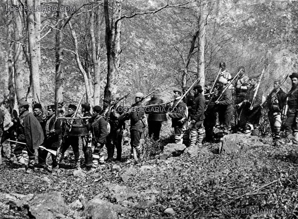 Четници от ВМОРО (Вътрешна македоно-одринска революционна организация) по време на преход, вероятно около Илинденско-Преображенското въстание 1903 г.
