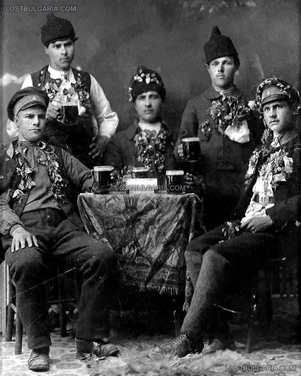 Новобранци от родопското село Дедево празнуват службата на чаша бира, 1914 г.