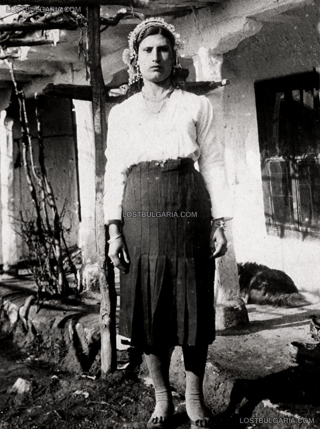 Млада туркиня пред дома си в село Дръндар, Варненско, 1946 г.