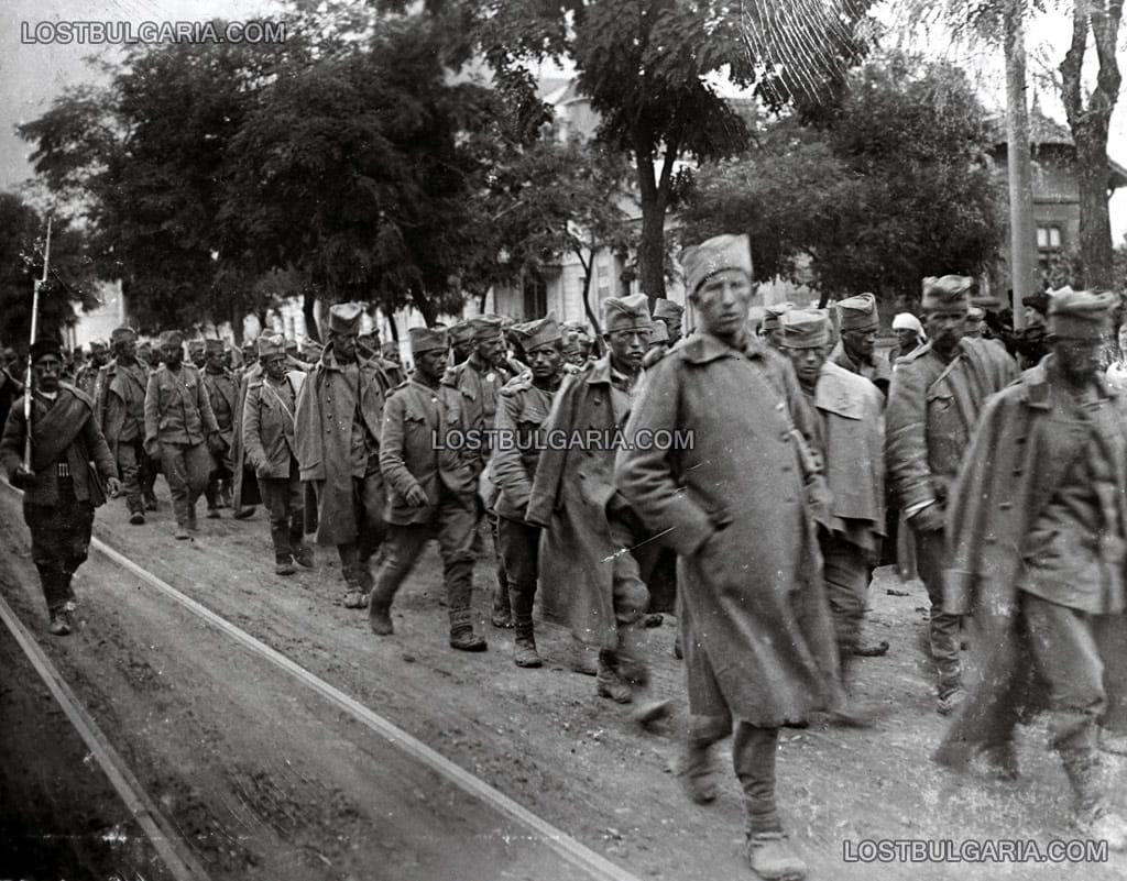 Пленени сръбски войници под конвой по улиците на София, 1913 г.