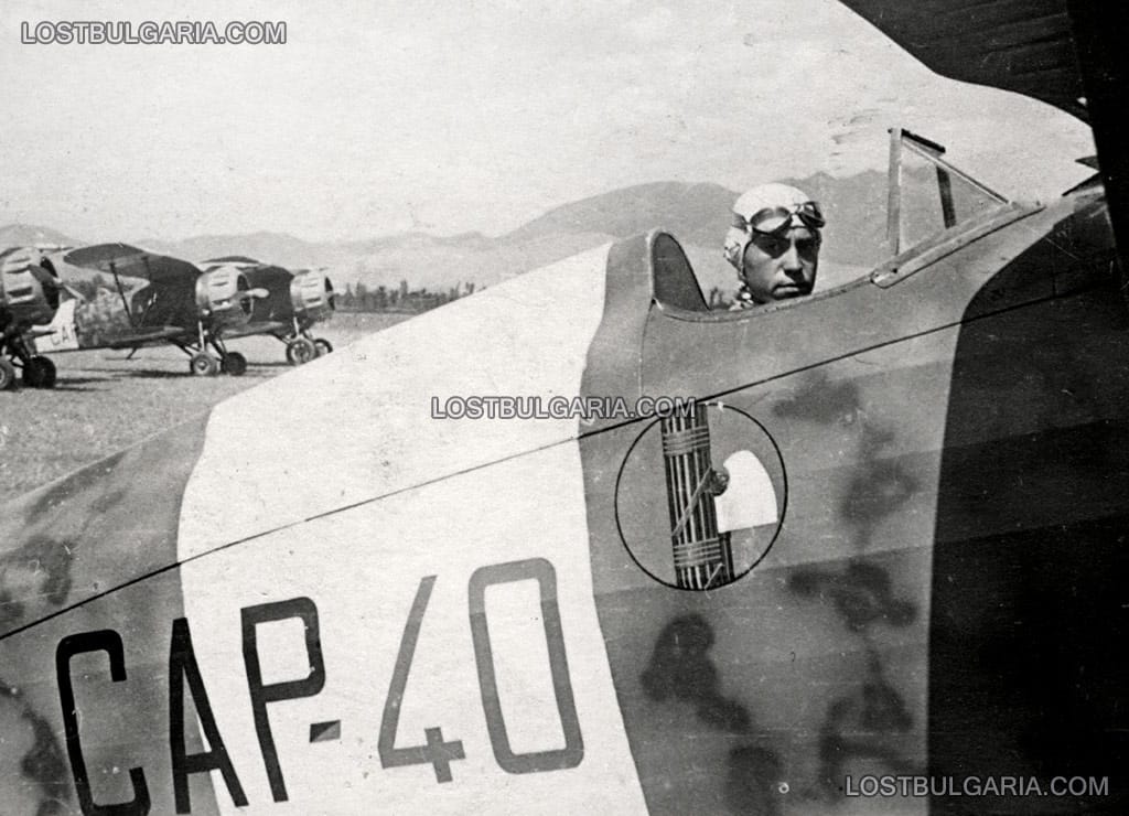 Български пилот на борда на самолет IMAM Ro.41 на италианските военновъздушни сили, по време на обучението му в Италия, 30-те години на ХХ век