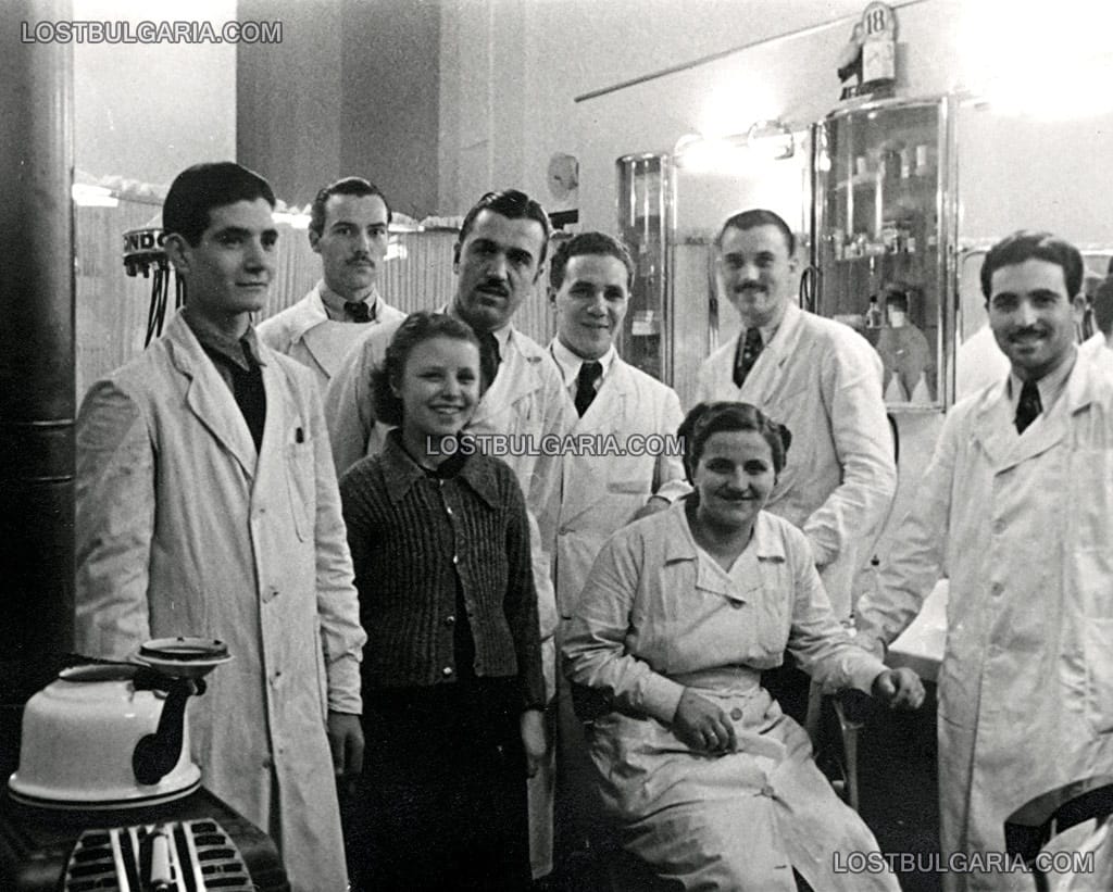 София, персоналът на модерен бръснаро-фризьорски салон, 40-те години на ХХ век