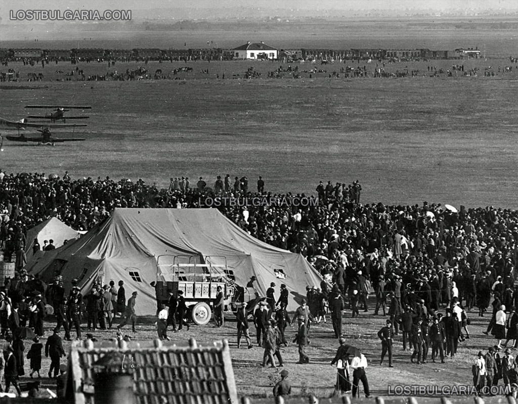 Летище Божурище, празник на въздухоплаването с демонстрационни полети, вероятно 10 август, 1926 г.