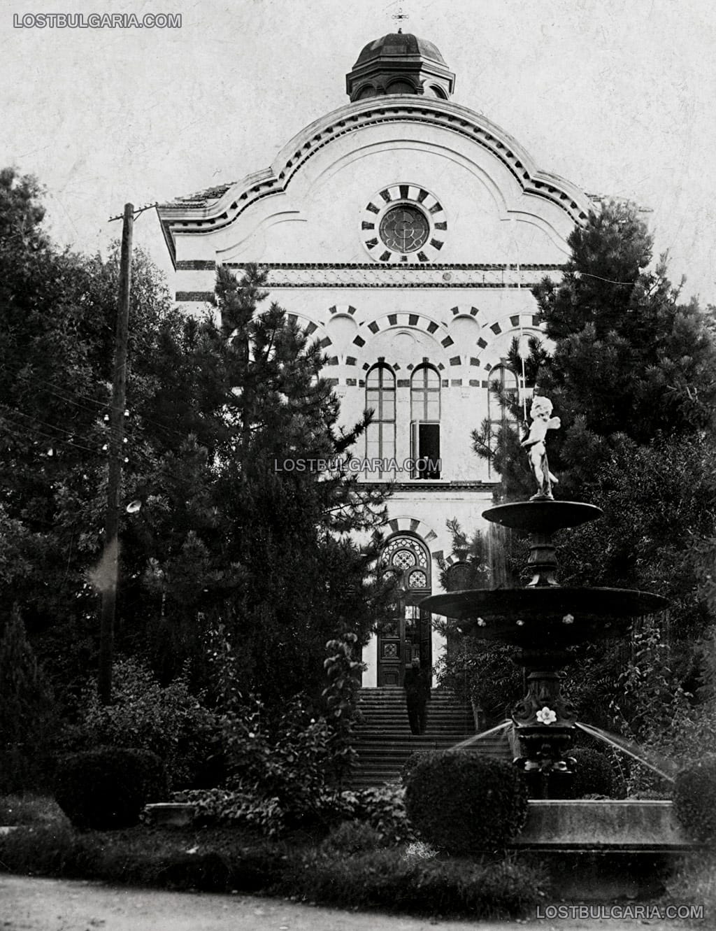 София, входът на сградата на Духовната семинария, 30-те години на ХХ век
