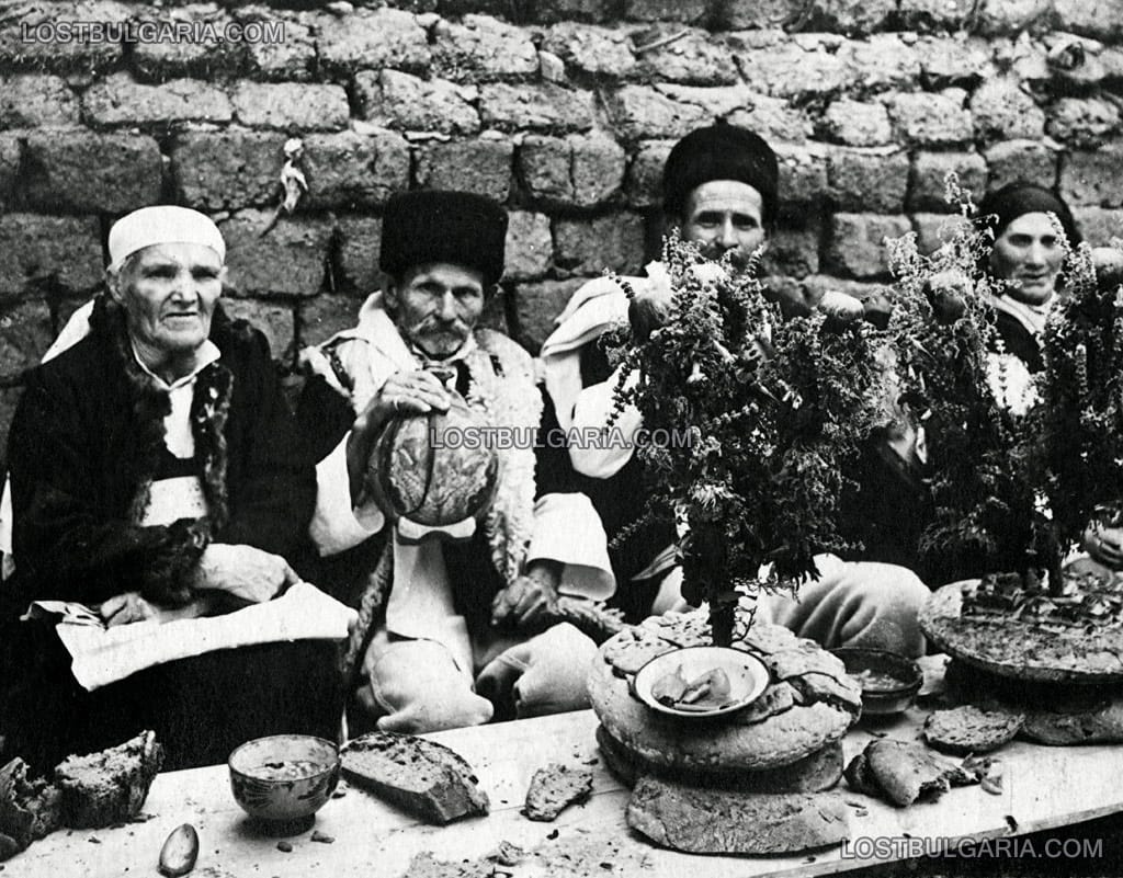 Сватбена трапеза от Шопско с обреден хляб за плодородие и плодовитост, 20-те години на ХХ век