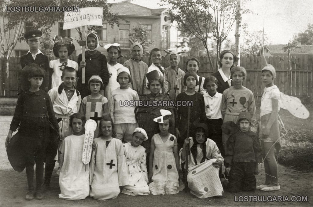Деца участници в училищна пиеса със здравна тематика, София, 30-те години на ХХ век