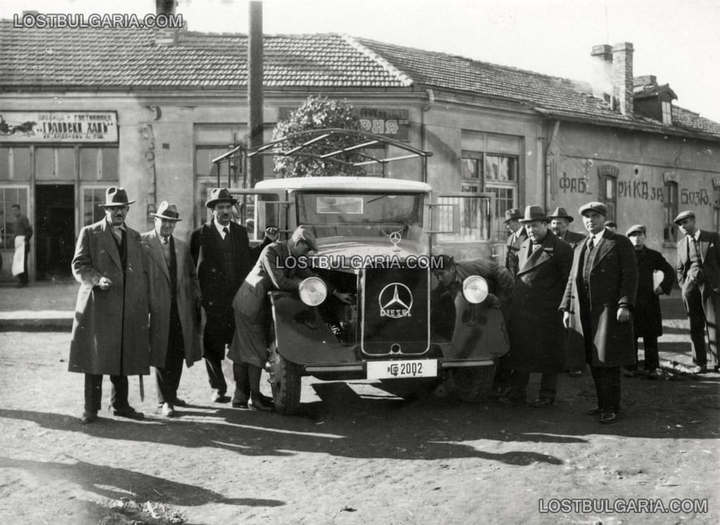Снимка за спомен с новодоставен товарен автомобил Мерцедес пред Пивница и гостилница "Граовски хан" и Фабрика за боза. Вероятно София или някой от близките градове, 30-те години на ХХ век