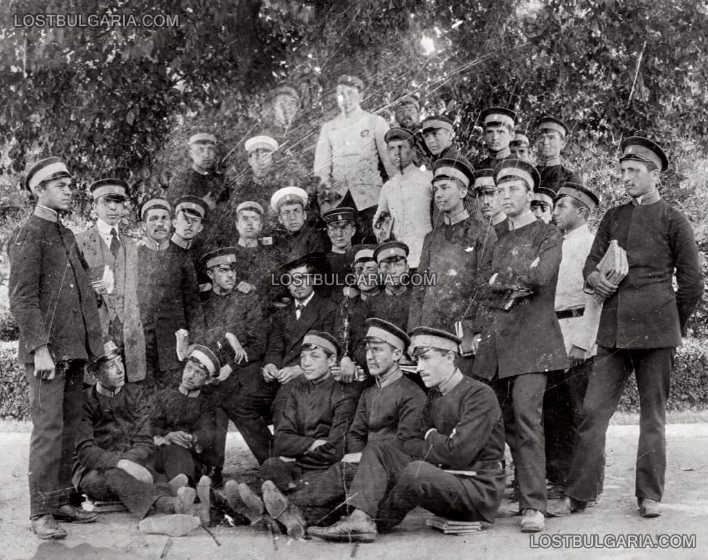 Ученици от Пловдивската мъжка гимназия, в центъра седнал е класният им ръководител, бъдещият професор Асен Златаров, около 1910-1915 г.
