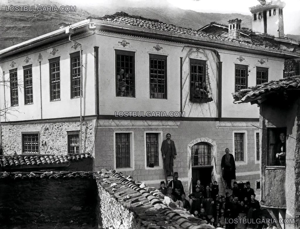 Новопостроена къща в село Горенци (Костурско), днес в Гърция, 1906 г.