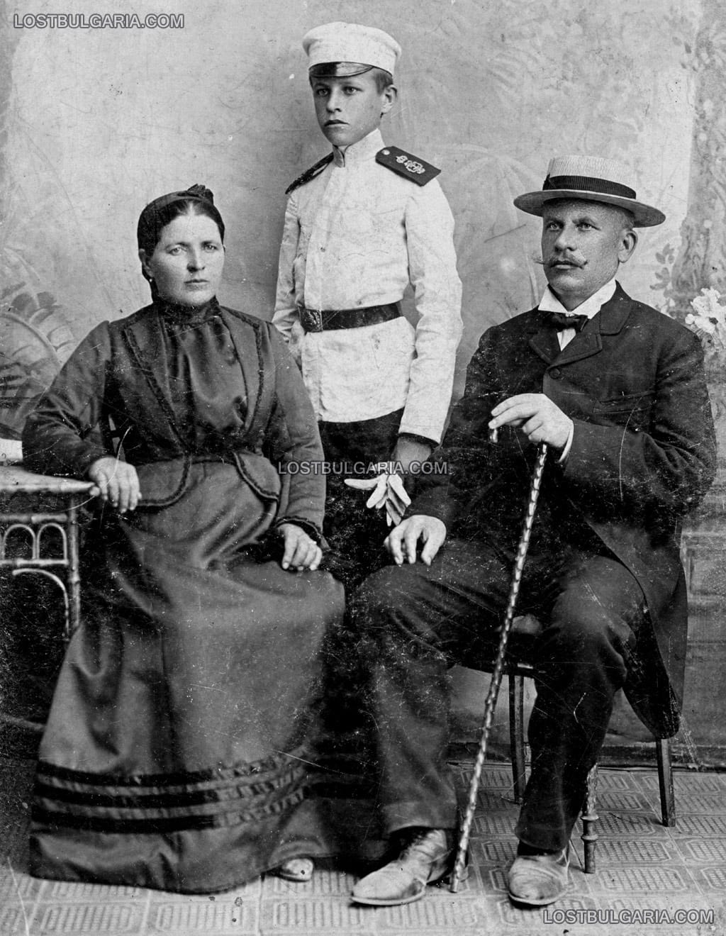Семейство от София, момчето е в униформа на юнкер от Военното на Н.В. училище, София 1904 г.