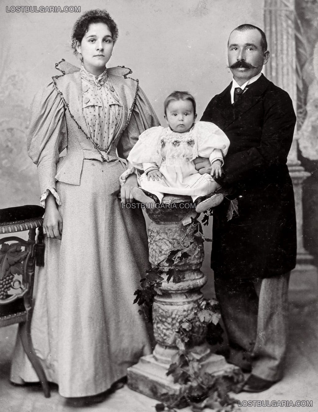 Семейството на лесничея Никола Копчев - отговорник за озеленяването на първото изложение в Пловдив, Пловдив, 1896 г.