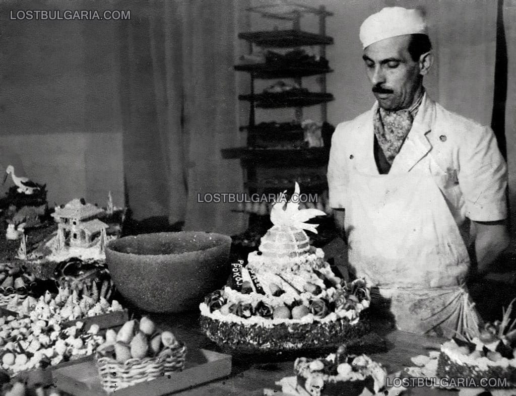 Майстор-сладкар с изработена от него торта, символизираща "световния мир", София, 1954 г.