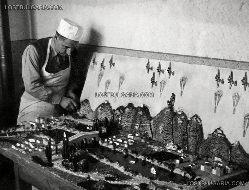 Майстор-сладкар изработва торта, пресъздаваща сцена от парашутен десант, София, 1954 г.