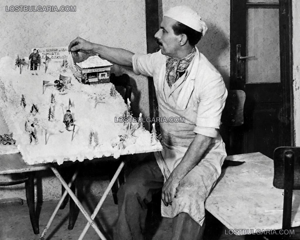 Майстор-сладкар изработва торта, агитираща за участие в зимната Спартакиада, София, 1954 г.