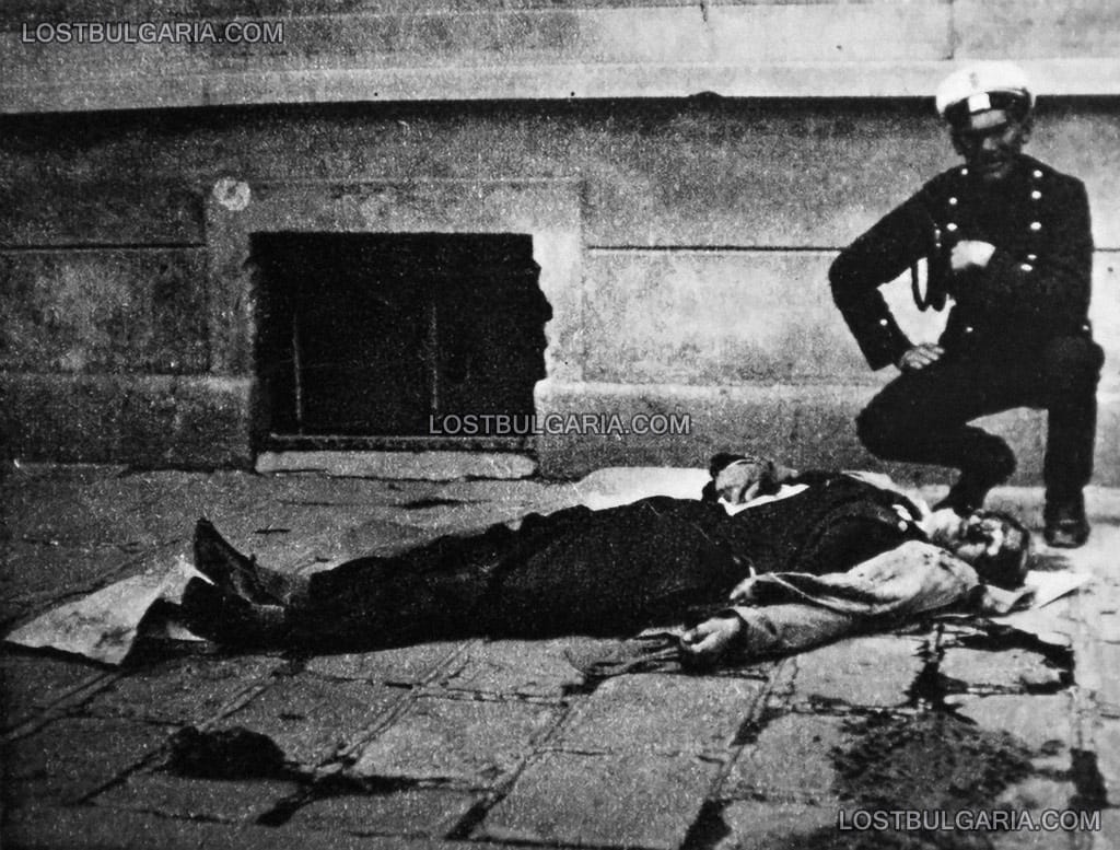 Полицай до трупа на Павел Попандов (Пано), член на ВМРО обединена, убит на улица "Цар Самуил" в София на 29 май 1933 г. (на рождения му ден) с 8 куршума от ВМРО - михайловисти