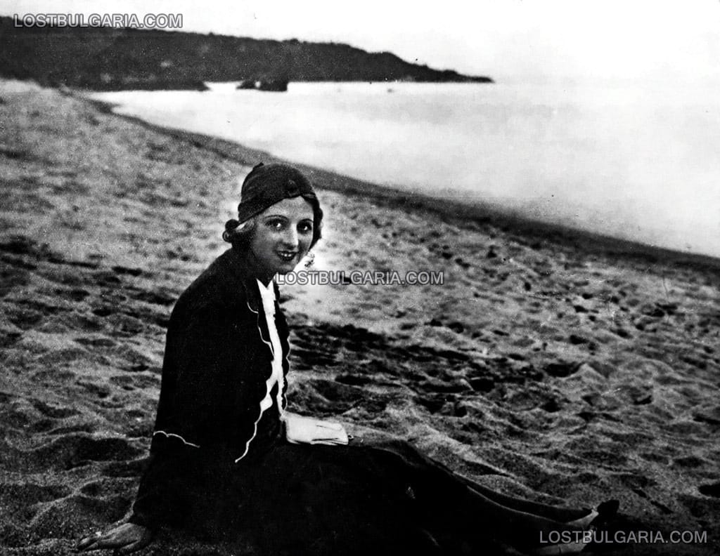Германската кинозвезда Евелина Холт (Evelyn Holt), заснета на плажа във Варна при гостуването и в България през 1933 г.