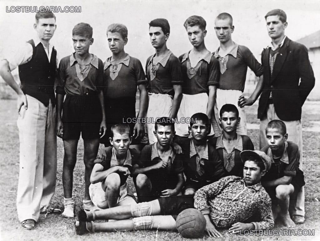 Аматьорски футболен отбор от Кючук Париж (бежанският квартал на Пловдив), началото на 30-те години на ХХ век