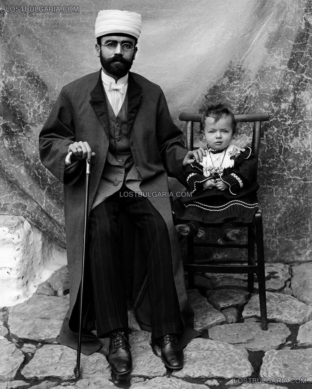Мюфтията на град Костур с дъщеря си, началото на ХХ век