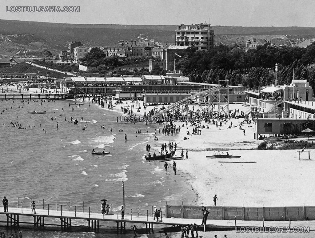Варна, изглед към градския плаж с морските бани, 1939 г.