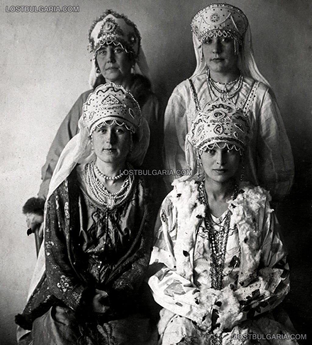 Жени от руската емиграция, облечени в национални носии, вероятно Варна, 20-те години на ХХ век