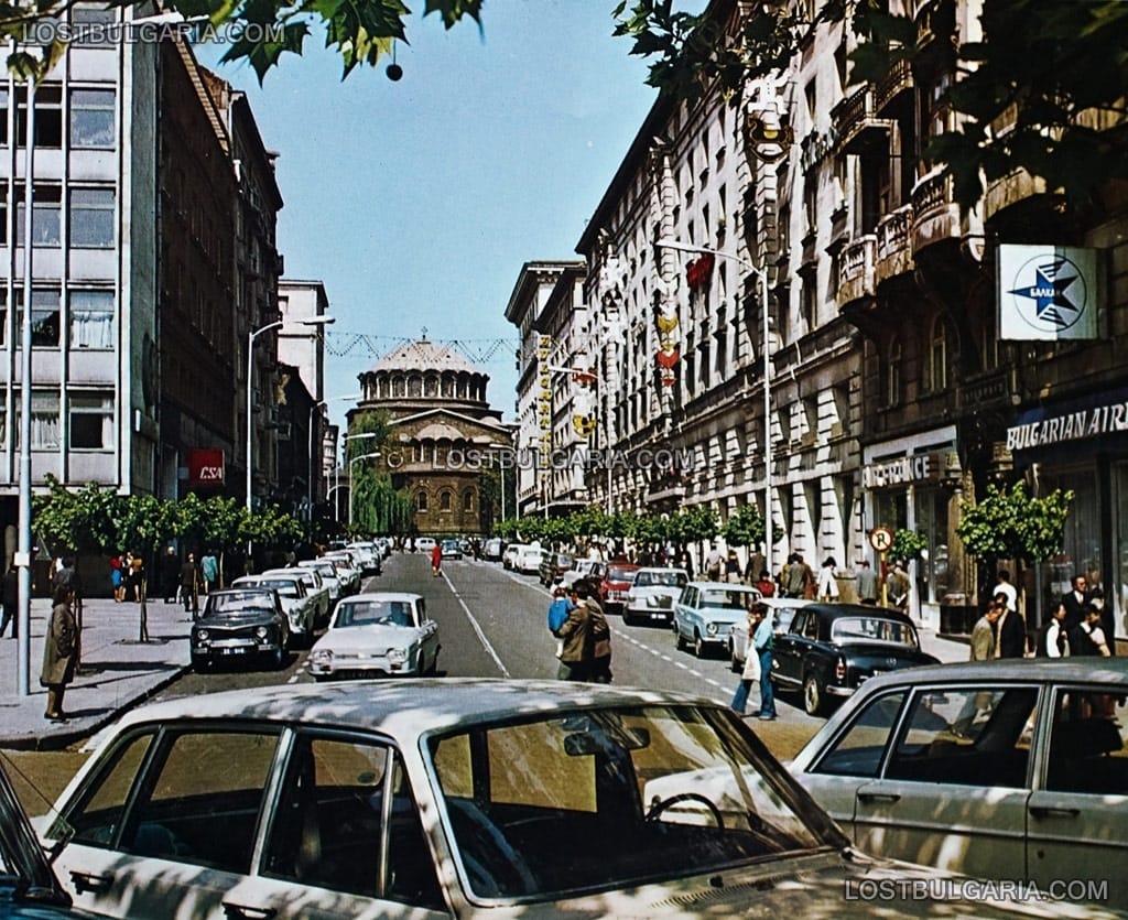 София, улица "Съборна", в дъното църквата "Света Неделя", в дясно магазин "Детмаг", 60-те години на ХХ век