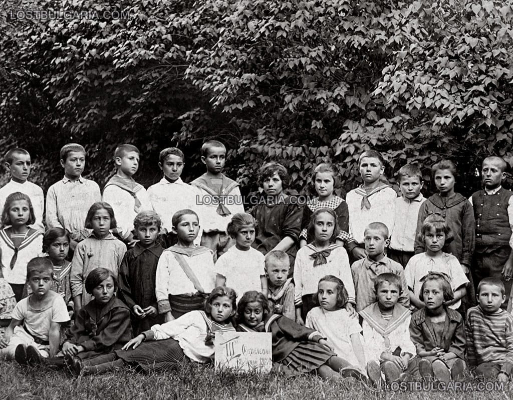 Ученици от 3-то отделение със своята учителка, заснети на 24-ти май, Долна Оряховица, 1924 г.