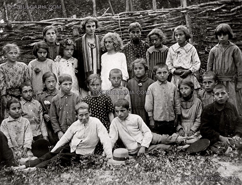 Учителка със своите ученици от 3-то отделение, Долна Оряховица, 1924 г.