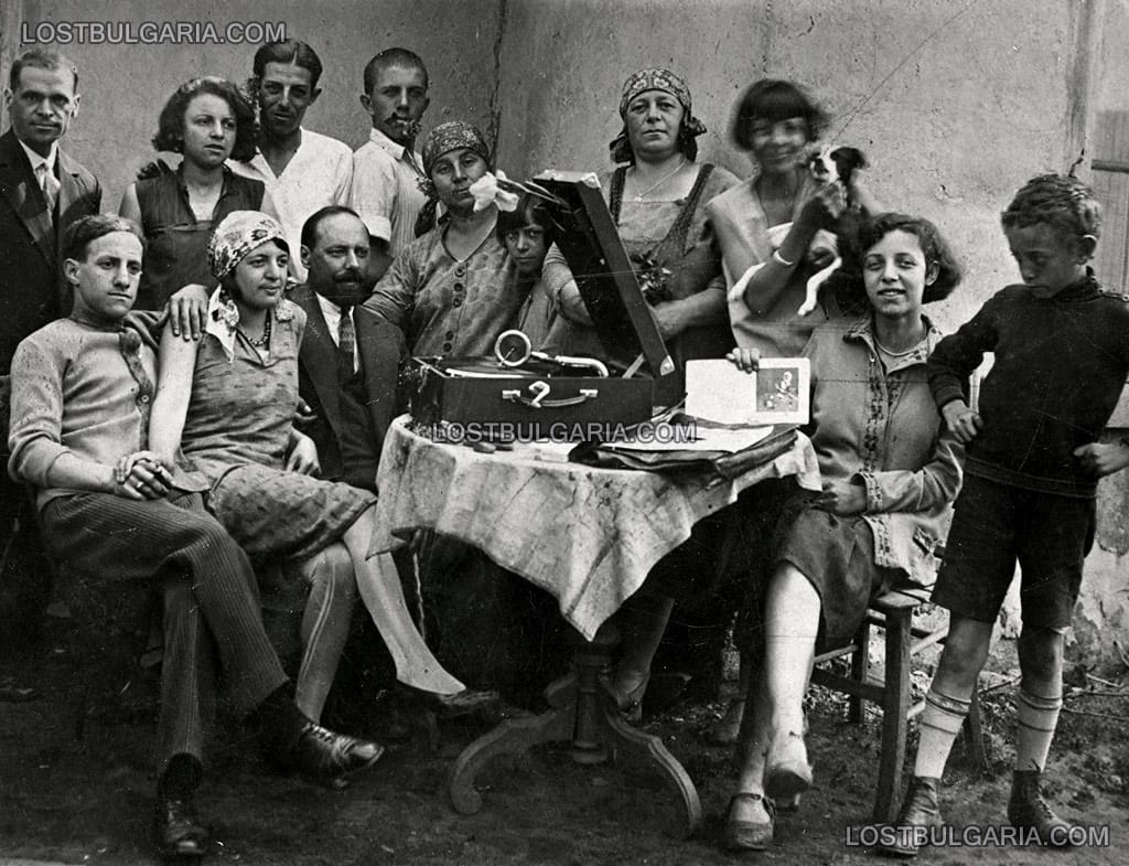 Българско семейство гостува на еврейско семейство на Гергьовден, 6 май, 1930 г.