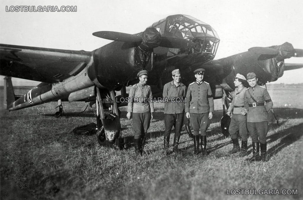 Офицери и подофицери с траурни ленти по повод смъртта на цар Борис III, пред разузнавателен самолет Фоке-Вулф 189 "Око" (Focke-Wulf-189). Септември 1943 г.