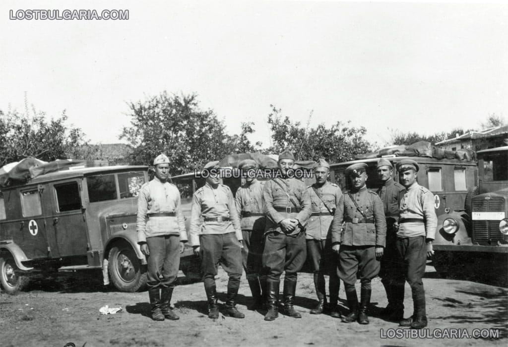 Група военни лекари пред санитарното автомобилно отделение на 9-та дивизия, с линейки Феномен Гранит, с. Светлина, Тополовградско, септември 1941 г.