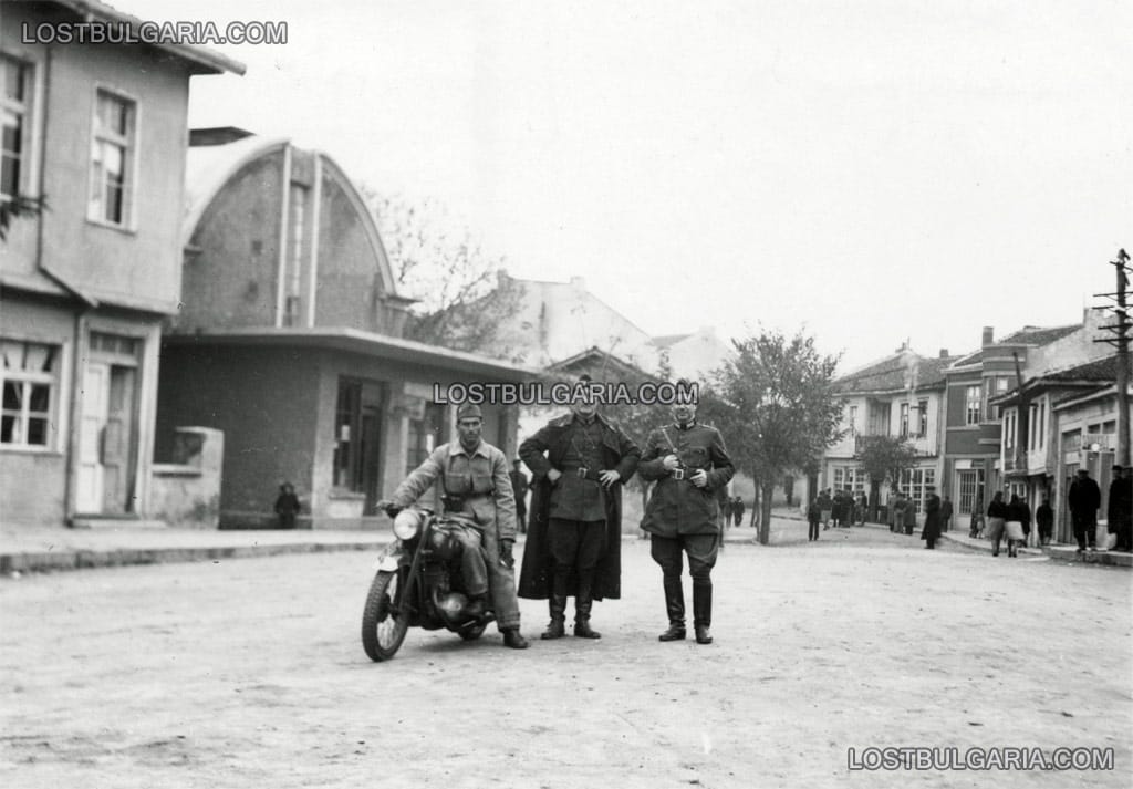 Офицери военни лекари на площада пред Общината в Тополовград, ноември 1943 г.