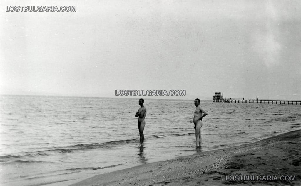 Офицери в свободното си време на плажа в Бургас, юни 1943 г.