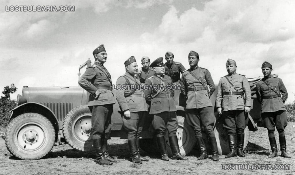 Началникът на Военно-санитарната служба, санитарен полковник д-р Христо Боснев, с офицери военни лекари на инспекция в 11 пехотна дивизия, с. Звездец, Тополовградско, септември 1939 г.