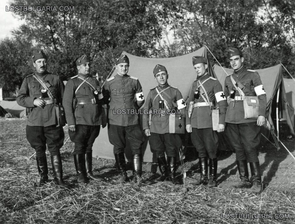 Военни лекари - офицери по време на учения, с. Тулово, Казанлъшко, септември 1937 г.