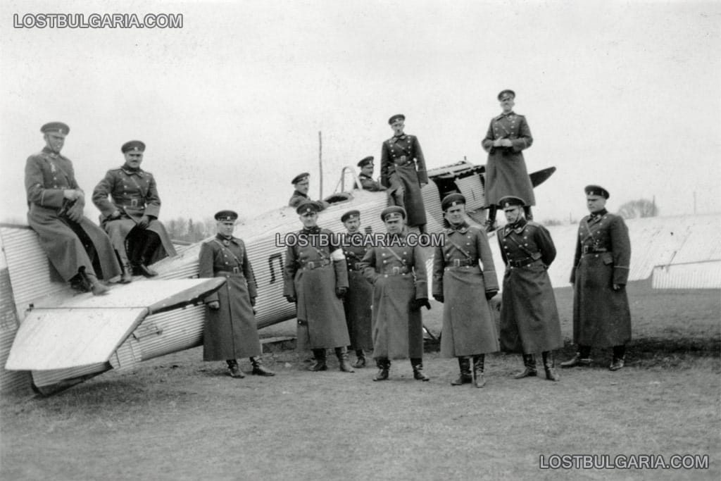 Група военни лекари и кавалерийски офицери на разходка до летище Божурище, пред самолет Юнкерс А-20 "Кума Лиса" (Junkers A-20), март 1938 г.