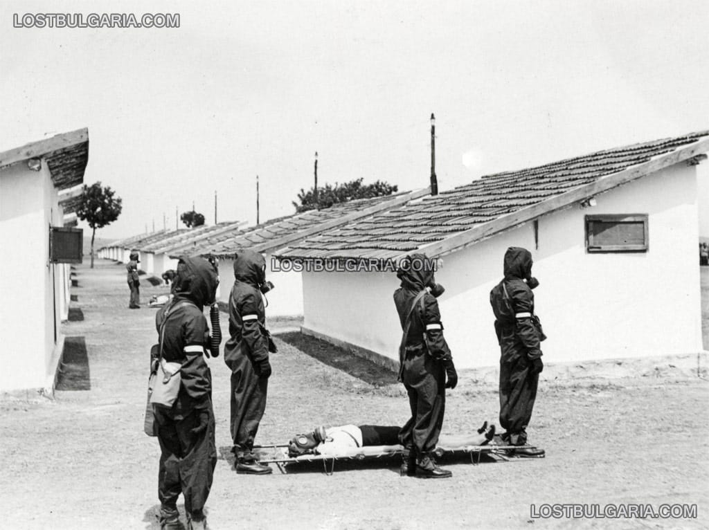 Ученички от Първа девическа гимназия в София на учение за действие по време на газова атака, лагер в с. Мало Бучино, Софийско, юни 1939 г.