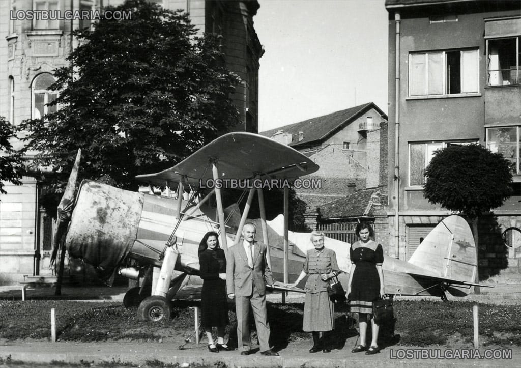 Снимка за спомен пред самолет КБ-5 "Чучулига" (Капрони Български-5 ), поставен на площад Руски паметник, София, юли 1947 г.