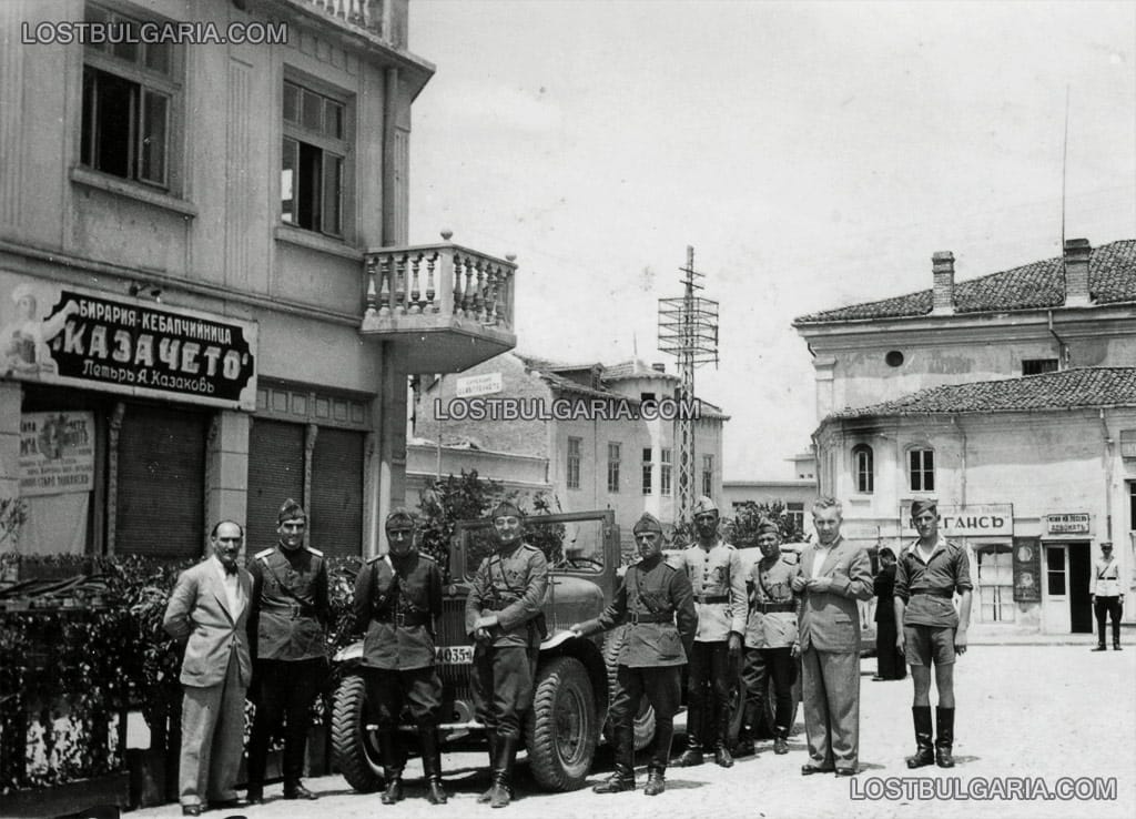 Група офицери на площад в град Ямбол, юли 1943 г.
